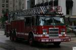 2002 Pierce Dash 100' Ladder Truck des  Chicago Fire Department - Truck Company 3 . Aufgenommen am 14. September 2011 in Chicago.