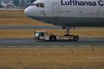 Lufthansa EOS 43 (23 392) Goldhofer Flugzeugschlepper am 07.07.18 in Frankfurt am Main Flughafen vom einen Fotopunkt fotografiert