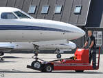 Ein kleiner elektrischer Flugzeugschlepper Anfang Juni 2018 am Flughafen Aalborg.