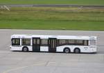 Ein Bus auf dem Weg zu einem Flugzeug um die Passagiere zum Terminal zu bringen, aufgenommen am Bodensee Airport in Friedrichshafen, Aufnahmedatum: 11.07.2012