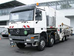 Ein Mercedes-Benz Actros 4140 Bewegungsflächen-Enteiser ACE 10000 4 D am Flughafen Dortmund.