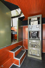 Blick in den hervorragend restaurierten Innenraum eines zum mobilen Flugkontrolltower ausgebauten Anhänges.