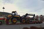 Harvester von Ponsse, steht zum Transport auf einem Schwerlast Auflieger.