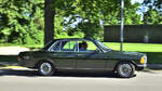 Mercedes-Benz Baureihe (W123) Limousine, mitgezogen am 1. Mai 2025 auf der Zufahrt zum Oldtimer Frühlingserwachen beim Sportpark Loherhof Geilenkirchen 