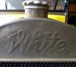 White Motor Company, Schriftzug am Khler eines Oldtimer-Busses von 1925 der US-amerikanischen Fahrzeugbaufirma, Aug.2015 