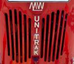 MW Unitrak, Schriftzug an der Kühlerfront eines Oldtimer-Traktors der Metallwerke Creußen im Landkreis Bayreuth, die 1912 gegründete Firma baute von 1949-55 Traktoren, Dez.2015