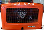 TAM, Nutzfahrzeugfirma aus Slowenien, Kühlerfront mit Logo an einer Oldtimer-Feuerwehr von 1970 (Lizenzbau Magirus-Deutz), Juli 2016 