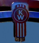 KW für Kenworth Truck Company, Kühleremblem an einem Truck der US-amerikanischen Firma für Nutzfahrzeuge, Jan.2017,