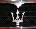 =Maserati-Logo, fotografiert bei der Technorama Kassel im März 2017