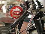 Logo der Fa. BSA auf einem Motorradtank. Foto:100 Jahre ADAC, Schloß Charlottenburg, 13.02.2003