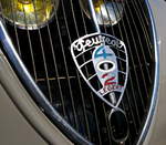 Logo auf der Motorhaube eines Peugeot 402 Legere.