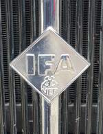 =Frontemblem eines Ifa F8 Cabrio, präsentiert bei den Meiningen Classic 2022 im Juli.