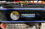 Wanderer, Tankemblem an einem Oldtimermotorrad von 1924, die Wanderer Werke AG in Chemnitz wurde 1885 gegründet, Fahrzeugmuseum Suhl, April 2025
