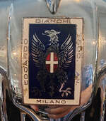 =Firmensignet des Bianchi S9 Sport, gesehen im Museo Nicolis in Verona, 09-2025.