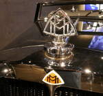 Maybach, Firmenlogo als K�hlerfigur an einem Oldtimer aus den 1930er Jahren, April 2025