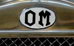 O.M., Logo am Kühler eines Oldtimers von 1931, ehemalige italienische Fahrzeugbaufirma von 1899-1968, Dez.2013