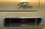 Buick Riviera, Heckaufschrift und Logo im Rcklicht, Oldtimer-Limousine Baujahr 1964, Mrz 2014