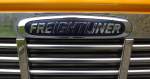 Freightliner, Schriftzug am Khler eines Busses, der US-amerikanische LKW-und Busproduzent wurde 1939 gegrndet, gehrt seit 1981 zum Daimler-Konzern, April 2014