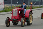 Der Fahrer des Schlüter hat das Lenkrad seines Traktors bei der Rundfahrt duch die Gemeinde Esch Sauer  fest im Griff.