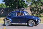 =VW Käfer auf der Zufahrt zur Oldtimerausstellung bei Schloss Fasanerie, 06-2025