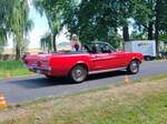 =Ford Mustang auf dem Weg zur Oldtimerausstellung bei Schloss Fasanerie, 06-2025