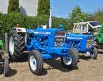 Gr��en Vergleich zwischen einem Ford 5000 und einem Ford 2000 beim Oldtimertreffen in Nocher.