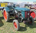 Hanomag R 24, BJ 1956, wartet beim Gromperefest in Binsfeld auf seinen Einsatz um eine Reihe Kartoffeln aus dem Boden zu holen.