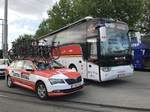Skoda Begleitfahrzeug nebem Teamcar des Team Lotto Soudal am 12.6.17 in Bern.