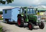 =Fendt Farmer 102 S besucht die Traktorenausstellung  Ahle Bulldogge us Angeschbach oh Lannehuse  in Angersbach im Juni 2018