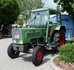 =Fendt Farmer 102 S steht bei der Traktorenausstellung  Ahle Bulldogge us Angeschbach oh Lannehuse  in Angersbach im Juni 2018