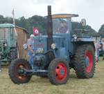 =Ursus rollt bei der Oldtimerausstellung in Uttrichshausen über das Ausstellungsgelände.