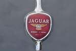 Typenschild auf der Heckklappe des Jaguar XK 140 DHC SE. 01.10.2021