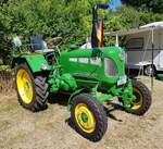 =John Deere - Lanz steht auf dem Ausstellungsgelände beim Oldtimertreffen in Ostheim, 07-2022