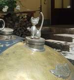 =Frontemblem und Kühlerverschluß des Morgan Three Wheeler Super Sport, Bj. 1933, 1050 ccm, 110 PS, gesehen bei der Präsentation der Rennteilnehmer des Rossbergrennens  Edelweiss-Bergpreis  2022 im Markt Berchtesgaden