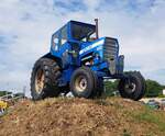 =Ford 8600 hat bei der Oldtimerausstellung in Uttrichshausen den Hügel erklommen, 07-2022