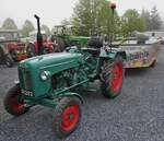 Kramer mit Hänger zum Mitfahrertransport steht bereit um an der Rundfahrt des Vintage Fuussekaul teilzunehmen.