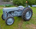 Ferguson Traktor, BJ 1951, wird an der Rundfahrt Vintage Fuussekaul. 09.05.2023


