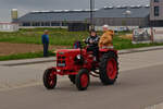 Fahr Trecker fuhr gemütlich bei der Rundfahrt durch die Gemeinde Esch Sauer mit.