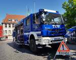 =MB Axor 1829 vom THW Ortsverband Hünfeld, mit Rosenbauer-Aufbau, steht beim Tag des Blaulichts 2023 in Hünfeld. Zum ersten Hünfelder Tag des Blaulichts, am 17.06.2023, präsentierten DRK, THW, LaPo Hessen, Feuerwehr Hünfeld, DLRG, die Justiz und die Bundespolizei einen Teil ihrer Einsatzmittel und warben für ihre Einrichtungen.