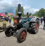 =Lanz Bulldog liefert die Antriebskraft für die Dreschmaschine beim Ortsjubiläum 1000 Jahre Großenbach im Juni 2025