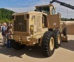Caterpillar Grader, 120 M, fr schwieriges Gelnde, kann die Vorderrder in Schrglage bringen, gesehen beim Tag der offenen Tr der luxemburgischen Armee.