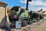 Scania Abschleppfahrzeug, der luxemburgischen Armee, hat ein KMW Nutzfahrzeug am Hacken, gesehen am Tag der offenen Tür der luxemburgischen Armee. 13.07.2025