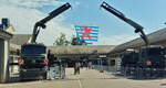 Gleich zwei Scania Lkws mit ausgefahrenem Kran, der luxemburgischen Armee, stehen am Eingang des Werkstattbereichs, gesehen am Tag der offenen Tür der luxemburgischen Armee. 13.07.2025 