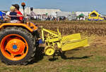 Kartoffelschttelroder hngt zur Vorfhrung an einem Traktor beim Gromperefest in Binsfeld.