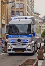Mercedes Benz Actros, Rntgen LKW des luxemburgischen Zoll, mht sich nach der Militrparade in der Stadt Luxemburg durch die enge Strae.