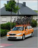 Hinter den Radfahrern fuhr der Versorgungswagen whrend der Luxemburgradrundfahrt (Tour de Luxembourg).