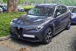 Alfa Romeo Stelvio, gesehen auf einem Parkplatz.