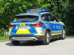 =BMW X 1 der bayrischen Landespolizei steht im Juli 2022 zur Dienstverrichtung in Piding