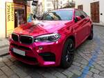 BMW-X6, hat sich in der Innenstadt von Prag eingefunden; 250322
