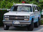 Dieser Chevrolet Suburban der 8. Generation in den Farben der New Yorker Polizei war Ende Mai 2022 auf einen Parkplatz in Witten abgestellt.